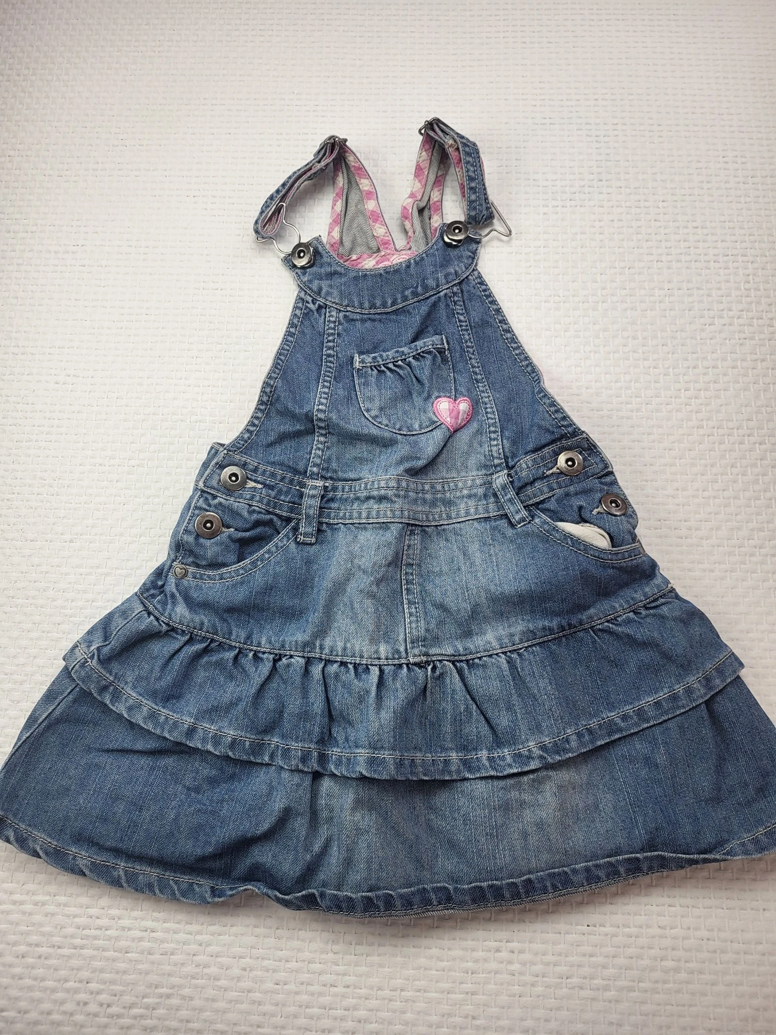 Robe salopette en jean Okaou – 4 ans (104 cm) – Volants & Détails roses